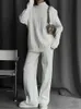 Pantaloni a due pezzi da donna REALEFT Autunno/Inverno 2 pezzi Set da donna bianco lavorato a maglia Cappotto dolcevita e pantaloni da jogging dritti Set 2023 Nuovo J240202