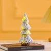 Kerstversiering Torenvormige gevlokte cederboom Versierd met klein dennenhout op sisalzijde Mini-ornamenten