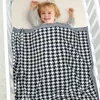 Mode Houndstooth Patroon Plaid geboren Meisje Wandelwagen Wrap Inbakeren Katoen Gebreide Baby Jongen Beddengoed Sofa Zachte Quilt 240127