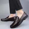 Oryginalne skórzane buty dla mężczyzn swobodne mokasyny oddychające biuro formalne projektant na dowództwu plus rozmiar 3846 240124