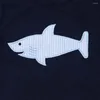 Conjuntos de roupas 2024 bebê algodão manga curta preto camiseta conjunto pescoço tubarão bordado menino top roupas e listra azul shorts terno
