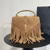 TASSEL CROSSBODY Väskor Kvinnakedja handväskor messenger kuvertväska mocka axelväska hårdvara bokstäver interiör blixtlås pocket mag236y