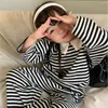 Kläderuppsättningar 7404 Barn kostym 2024 Autumn Korean Girl's Striped Lapel Sweater Pant Casual 2-9 års pojkes tvådelade uppsättning