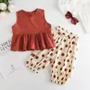 Set di abbigliamento 2 pezzi Completi per ragazze Moda estiva Bambino Bambini Top solidi Pantaloncini a punti Senza maniche Pantaloni al ginocchio Set per bambini