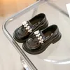 Scarpe in pelle per bambini primaverili e autunnali Moda coreana per bambini Scarpe da principessa con perle Scarpe da ragazza in pelle casual con suola morbida per la scuola 240119