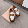 Designer-Loafer von Miui-Schuhen für Damen, die neue goldene, flache Mund- und Nase-Retro-Damenbankett-Hochzeitsferien-Leder-Flachschuhe nähen