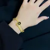 Designer-Armband Damen-Armband mit vierblättrigem Kleeblatt. Hoher Armreif-Schmuck. Tragen Sie das am besten aussehende Armband als Geburtstagsgeschenk