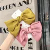 Abbigliamento per cani Copricapo portatile Moda Salute Bellezza Capelli rossi in raso per bambini adulti giapponesi Comoda clip a molla sul retro della testa