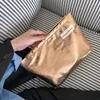 Kozmetik Çantalar 1 PC Moda Makyaj Çantası Kadınlar için Parlak Altın Gümüş Renk Kadın Çanta Debriyajları Yüksek Kapasiteli Taşınabilir Sofistike