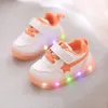 Baby LED -lampor skor hög kvalitet flickor pojkar mjuka botten sneakers sport kör utmärkta första vandrare spädbarn söta småbarn 240122