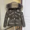 Пуховики из натурального меха с вышитым значком, пальто с капюшоном, теплая зимняя куртка с поясом, женская дизайнерская одежда