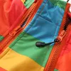 ダウンコート秋の冬の子供アウターウェアキッズ温かいフード付き肥厚ボーイズガールズレインボーストライプジャケット2-7yのための防水防水防止