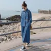 Robes décontractées Printemps Automne Femmes Longueur Denim Robe Hong Kong Rétro Style De Mode Simple Boutonnage Personnalité Veste Bleue