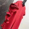 明るい赤のバラ、肩の袖のマント、ショールコート