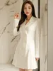 Robes décontractées Printemps Automne Style de travail formel Robe courte Femmes Vêtements Élégant Bureau Classique Blanc Slim Mini Commute Blazer Mujer