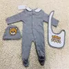 Designer söta nyfödda babykläder Set Infant Baby Boys Bodysuit Printing Bear Romper Baby Girl Jumpsuit Bibbs Cap Outfits Set 0-18 månad CSG2402028-6