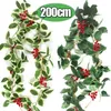 Fiori decorativi 2M Bacca di agrifoglio artificiale Foglie verdi Vite Ghirlande di Natale Albero di Natale rosso Appeso Ornamenti in rattan Decorazione dell'anno