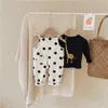 Kleidungssets Bärenführer Mädchenanzug 2024 Frühling Baby Overalls und Herbst Niedliches schwarzes T-Shirt Polka Dot Hosenträger 2-teiliges Set