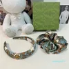 2024 mulheres acessórios de designer mulheres faixa de cabelo marca metal carta decoração floral headband scrunchie conjunto versátil acessórios de cabelo mulher jóias