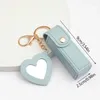 Nyckelringar 1 st bärbara läppstiftpåsar plånbok med spegel nyckelring mini förvaring väska för kvinnor gåva fast färg läppstift skyddande täcke