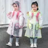 Regnrockar mode barn transparent eva plast flickor pojkar regnrock resor vattentäta regnkläder barn kan hålla ryggsäck regnrock