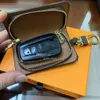 Ny klassisk designerbrev plånbok nyckelkedja påse Keyring Fashion Purse Pendant Car Chain Charm Brown Flower Box2743