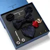 Högklassig semestergåva män bröllopsläckuppsättning för män silk tie hanky manschettknappar slipsklipp och lapel pin bowtie set 240119
