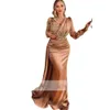 2024 aftonklänningar bär sexig satin v hals sjöjungfru arabiska kvinnor guld spetsar applikationer kristallpärlor formella aftonklänningar långa ärmar sveptåg