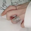 2024 INS TOP SPRZEDAŻ WEDNI OBRONY Luksusowa biżuteria 925 SREBRI SREBRNA PAVE White Sapphire CZ Diamond Stones Party Women Wedding Otwarty regulowany pierścień kwiatowy Prezent