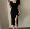 Vestidos Casuais Básicos Nova Mulher Roupas Vestidos Casuais Manga Curta Verão Mulheres Vestido Slit Saia Outwear Estilo Slim Com Budge Designer Lady Sexy Vestidos A003 V7T9