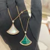 Bvlgary Ketting Designer Luxe Mode Dames Originele Kwaliteit Nieuwe Kleine Rok Waaiervormige Witte Fritillaria Rode Chalcedoon Volledige Diamant Dubbellaags Sleutelbeen