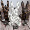 High-End Designer Cartoon Rabbit Car Key Rings Bag Pendant Charm Keychain Jewelry Grid Flower Printed Holder Women Män mode LEA353V