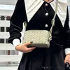 Rechte, echt leer geweven damestas mini Trend Knoop Schouderriem Crossbody Modieus en eenvoudig klein vierkant