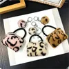 Keychains Creative Leopard Print Bag Keychain Fuzzy Imitation Fur Keyring utsökta ornament för kvinnors bilnyckelhållare gåvor