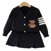 Kläder set Baby Girl Clothes Autumn Winter Cartoon Bear tröja Cardigan kjol Set 2 -stycken koreansk avslappnad söt college stil flickor kostym