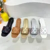 Dhgate modetryck sandaler vinter inomhus kvinnors nya flip flops mule lyxdesigner präglade loafers tazz tobles low slid män återupplivning patent läder sandal