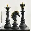 Northeuins Resin Chess Pieces Board Gamesアクセサリーインテリアホームデコレーションチェスマン彫刻のためのレトロ美学の装飾240123