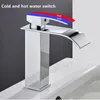 Torneiras de pia do banheiro Torneira de aço inoxidável espelho enfrentado frio e duplo controle console bacia estilo cachoeira