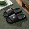 Pantoufles chaussures pour hommes 36-45 décontracté Simple dessin animé mignon sandales pour femmes confortables tongs sans odeur salle de bain Couple