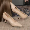 Klänningskor Eleganta klassiska kvinnliga pumpar för kvinnligt äkta lädermedium Hälta damer Fashion White Naken High Heels Office