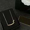 Damen-Buchstaben-Halskette, Gold, längliche Ketten, Schlüsselbeinkette, Designer-Verzerrungs-Metallhalsband, modischer Swing-Stil, Geschenkschmuck