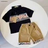 Nieuwe kindertrainingspakken Baby revers Pak met korte mouwen Maat 100-140 zomer Splicing ontwerp POLO shirt en kaki shorts Jan20