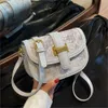 Bolso cuadrado pequeño versátil, de nicho y de alta calidad para mujer, bolso de sillín de nueva tendencia, bolso cruzado de un solo hombro con estampado simple 2024 78% de descuento en tienda al por mayor