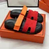 Gratis frakt Sandal Kvinnor Designer Slides Chypre Slippers Läder Canvas Slide Fuzzy Plush Slipper Orange Red Womens Summer Shoes