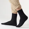 Calcetines para hombres 5 pares de tubo medio grueso hombres color sólido otoño e invierno negro negocios sudor-absorción deportes transpirables