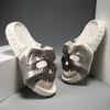 Venda quente chinelo de pouco peso plana antiderrapante sapatos crânio design única banda forma do crânio casa chinelos slides para homem