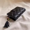 럭셔리 여성 지갑 디자이너 지갑 미니 코인 작은 검은 양고기 지갑 지갑 핑크 지갑 퀼트 술 타셀 다이아몬드 패턴 카드 홀더 15x10cm