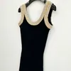 기본 캐주얼 드레스 디자이너 브랜드 이른 봄 새로운 U-Neck 스팽글 디자인 슬리밍 및 다목적 니트 드레스 2023 년 여성을위한 작은 향기 hfyn