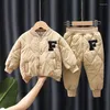 衣類セット子供の冬のジャケットの男の子のトップアンドボトム服セットレターボーイパンツのための大きなF 2ピースガールダウン