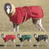 冬の暖かい犬の服防水濃厚なジャケット服の赤い黒いコート中程度の大きな犬のための綱の穴グレイハウンド240131